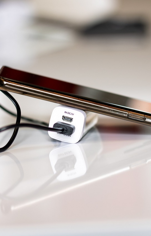 Türk Telekom Kablosuz Şarj Standı